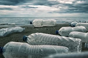 ΟΟΣΑ: «Καλπάζει» η χρήση πλαστικών μέχρι το 2040 – Τα μέτρα που πρέπει να λάβουν οι κυβερνήσεις