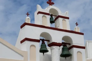 Συριανός φρίκαρε με την καμπάνα μιας εκκλησίας, πήγε στα δικαστήρια και δικαιώθηκε: Πρόστιμο 200 ευρώ για κάθε χτύπημα!