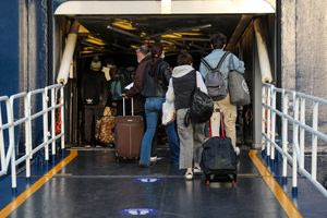 Αναπληρωτές: Εκπτώσεις σε ακτοπλοϊκά και αεροπορικά εισιτήρια