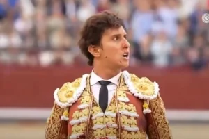 Βίντεο: Άγρια επίθεση ταύρου στον «χειρότερο ματαδόρ του κόσμου» – Τον πέταξε στον αέρα και τον κάρφωσε με τα κέρατα