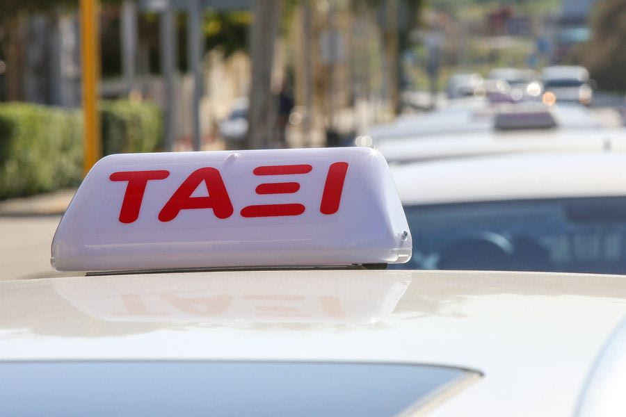 Ταξί: Πρόστιμα από σήμερα σε όσους δεν έχουν αυτοκόλλητο για πληρωμή με POS