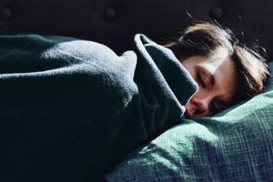 «Adult swaddling»: Η νέα μόδα που μας βοηθάει να κοιμηθούμε σαν μωρά