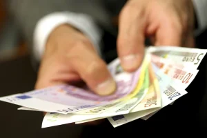 Στα 950 ευρώ ο κατώτατος μισθός το 2027 – Πώς θα υπολογίζεται η αύξησή του τα επόμενα χρόνια