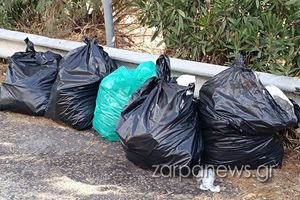 Τα σκουπίδια «πακεταρισμένα» στην άκρη της εθνικής οδού περιμένουν κάποιον να τα μαζέψει