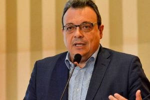 Με 117 υπογραφές κατέθεσε την υποψηφιότητα του ο Σωκράτης Φάμελλος