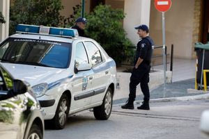 Συνελήφθη μαθητής που κυκλοφορούσε με όπλο έξω από το σχολείο