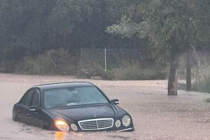 Ρόδος: Ποτάμια οι δρόμοι στην Ιαλυσό -Εγκλωβίστηκε αυτοκίνητο