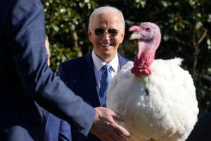 ΗΠΑ: Τα τελευταία Χριστούγεννα του Τζο Μπάιντεν στο Λευκό Οίκο – Το έλατο και οι γαλοπούλες