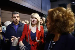 Θεοδώρα Τζάκρη και Θάνος Μωραΐτης παραιτήθηκαν από τις θέσεις τους στην ΚΟ του ΣΥΡΙΖΑ