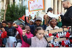 Παιδικές ζωγραφιές και λουλούδια στην πύλη του Πολυτεχνείου