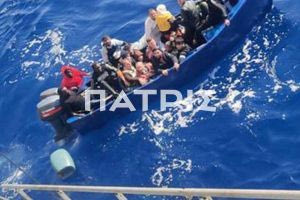 Το στιγμιότυπο λίγο πριν την διάσωση των 19 μεταναστών Νότια της Κρήτης
