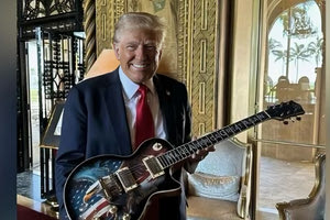 Τραμπ: Mετά τις βίβλους και τα αθλητικά παπούτσια «πουλάει» κιθάρες MAGA αξίας 10.000 δολαρίων