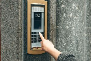 Οι οπτικές ίνες, η επιμονή μέσω… κουδουνιών και τα νεύρα των πολιτών που “σπάνε”