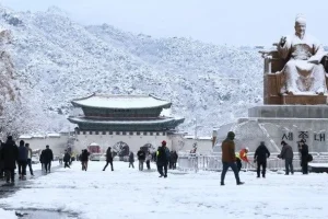 Στη Σεούλ έριξε τόσο χιόνι όσο δεν είχε ρίξει 100 χρόνια
