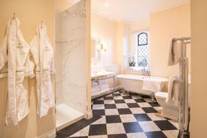 Έφυγε και πήρε μαζί του την τηλεόραση! Ιστορίες… ξενοδοχείων για τα «κατά λάθος» πράγματα που μπαίνουν στη βαλίτσα