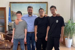 Στον Δήμαρχο Χανίων, τα αγόρια που βρήκαν και παρέδωσαν το πορτοφόλι με τα 700 ευρώ