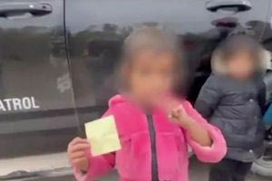 ΗΠΑ: Κοριτσάκι 2 ετών πέρασε τα σύνορα του Μεξικού ψάχνοντας τους γονείς της