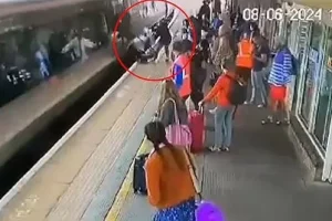 Παρ’ ολίγον τραγωδία σε σιδηροδρομικό σταθμό: Καρότσι προσέκρουσε σε διερχόμενο τραίνο