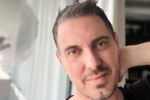 Μιχάλης Χατζηγιάννης: Τραγουδώντας ευχαριστεί όσους του ευχήθηκαν για τα γεννέθλιά του