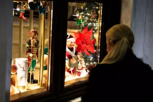 Εορταστικό ωράριο Χριστουγέννων 2024: Πως θα λειτουργήσουν τα καταστήματα – Ποιες Κυριακές θα είναι ανοιχτά