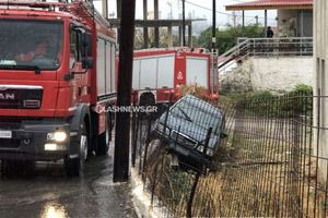Χανιά: Αυτοκίνητο έπεσε σε χαντάκι- Η Πυροσβεστική απεγκλώβισε τον οδηγό