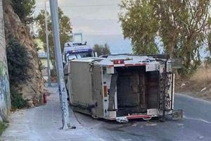 Χανιά: Απορριμματοφόρο «τούμπαρε» στη μέση του δρόμου