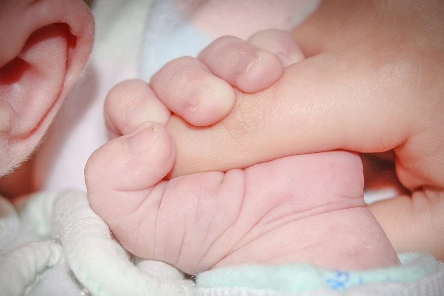 Ομολόγησε η 18χρονη! Χτύπησε το νεογέννητο επειδή… έκλαιγε – Με κρανιοεγγεφαλικές κακώσεις και θλάση νοσηλεύεται στο Βενιζέλειο