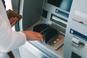 Ο χάρτης πληρωμών ΕΦΚΑ και ΔΥΠΑ: Πότε καταβάλλονται, ποιοι τις δικαιούνται