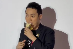 Συλλέκτης τρώει την μπανάνα των 6 εκατ. ευρώ – Το έργο τέχνης του Cattelan γίνεται σνακ