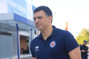 Το σεισμικό σμήνος που χτυπάει το Μαξίμου, τα …αρωματισμένα με φονικούς υδρογονάνθρακες βαγόνια, η Όλγα που διαβάζει και ο Σωκράτης που δεν διαβάζει…