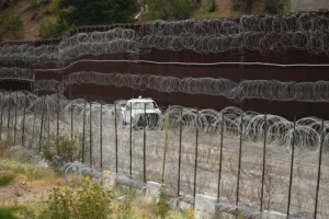 ΗΠΑ: Υπηρεσία του Τέξας προσφέρει «εγκαταστάσεις απέλασης» μεταναστών στον Τραμπ