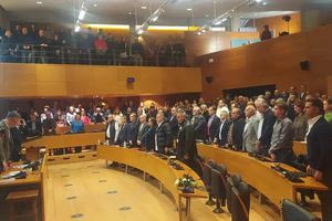 Γιάννης Μπουτάρης: Εννέα τριαντάφυλλα και ενός λεπτού σιγή στο δημοτικό συμβούλιο Θεσσαλονίκης