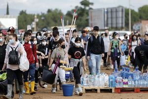 Ισπανία: Μαζικές επιχειρήσεις καθαρισμού από πολίτες μετά τις πλημμύρες