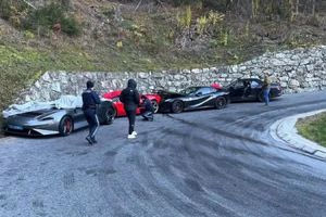 Καραμπόλα συνολικής αξίας 7,2 εκατ. ευρώ στις Άλπεις – Συγκρούστηκαν δύο Ferrari, μια McLaren και μια Bentley