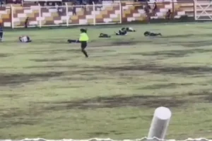 Περού: Παίκτης χτυπήθηκε από κεραυνό και σκοτώθηκε κατά τη διάρκεια αγώνα (vid)