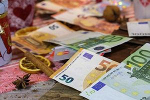 Ποιοι και πότε θα λάβουν το έκτακτο επίδομα Χριστουγέννων των 200 ευρώ – Αναλυτικά η ρύθμιση