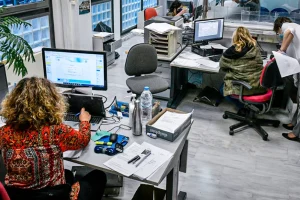 Αυτοί είναι οι νέοι φορολογικοί συντελεστές: Στο 18% στα εισοδήματα 10 ως 20.000 – Μεγαλύτερες μειώσεις για οικογένειες με παιδιά