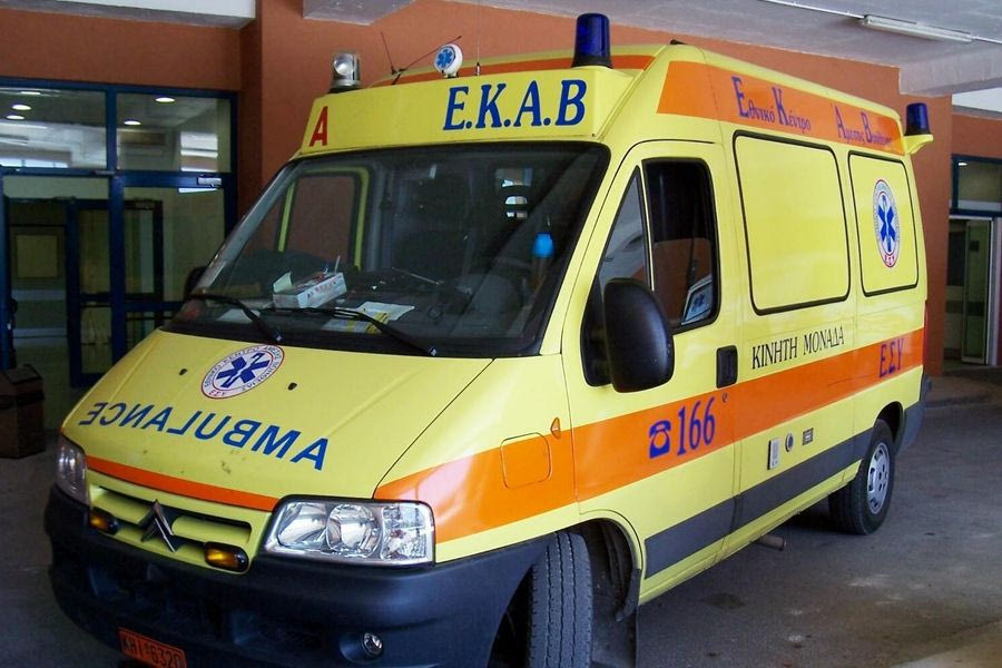Κόρινθος: Στο νοσοκομείο άνδρας που καταπλακώθηκε από μεταλλική πόρτα