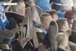 Οι Φινλανδοί φίλαθλοι έβγαλαν τα παπούτσια τους την ώρα του αγώνα με την Ελλάδα