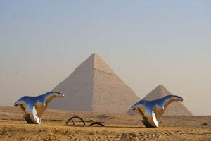 Γιγαντιαία λουλούδια ανθίζουν στην Αίγυπτο γιατί η τέχνη ξορκίζει τον όλεθρο