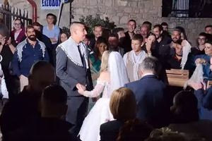 Κρητικός γάμος… με 20 κουμπάρους!