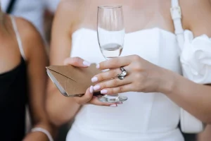 Φόρος στα γαμήλια δώρα: Πώς φτάνει το 40% για συγγενείς και φίλους