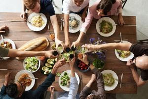 Γιατί μας αρέσει να συγκεντρωνόμαστε και να τρώμε με παρέα