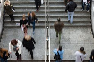 Η Ελλάδα παίρνει κάτω από τη βάση σε εισόδημα και εργασία αλλά διαπρέπει στις κοινωνικές αλληλεπιδράσεις