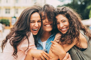 Οι single γυναίκες είναι πιο ευτυχισμένες από τους single άντρες, υποστηρίζει έρευνα