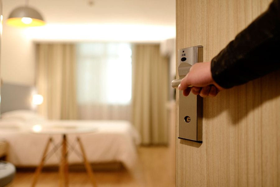 Αύξηση 3,1% στις αφίξεις και 3,7% στις διανυκτερεύσεις τον Απρίλιο