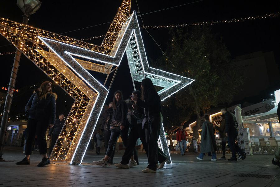 Όταν το Ηράκλειο είχε γίνει viral για τον «ερωτικό» χριστουγεννιάτικο στολισμό