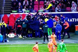 Διακοπή στο Ολλανδία-Ουγγαρία λόγω κατάρρευσης ατόμου στον πάγκο των «Μαγυάρων»