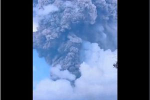 Ινδονησία: Εντυπωσιακές εικόνες από την έκρηξη ηφαιστείου – Εκτοξεύει τέφρα σε ύψος εννέα χιλιομέτρων