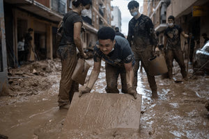 Συγκλονίζουν τα βίντεο από Βαρκελώνη: Πλημμυρισμένο το El Prat, κλειστοί δρόμοι και «καταρράκτες» σε εμπορικά κέντρα